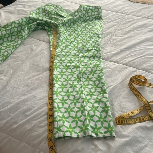 Lilly Pulitzer white capris with green and yellow - Picture 7 of 9